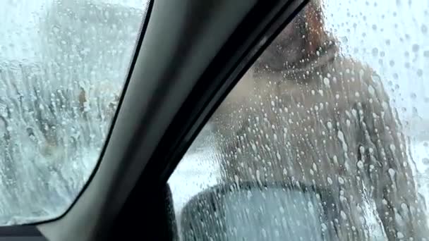 Vista Dentro Homem Lavar Carro Com Alta Pressão Inverno — Vídeo de Stock