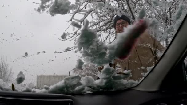 Kar Fırtınasından Sonra Arabayı Temizleyen Adam — Stok video