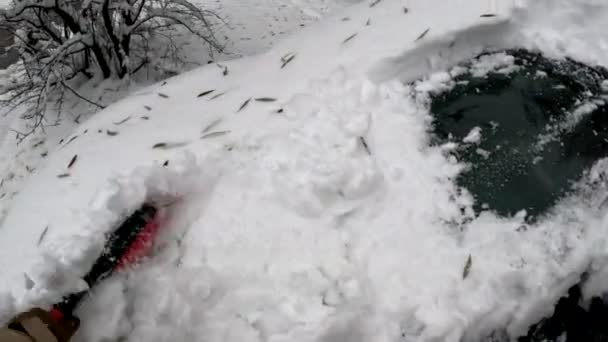 Mann Reinigt Auto Nach Schneesturm Aus Schnee — Stockvideo