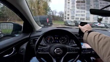 Adam telefonda seyrüsefer ayarladı. Araba insanı perspektifinde oturuyor.