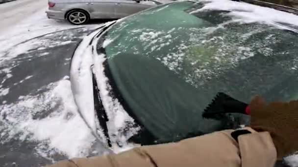Person Ansicht Mann Reinigung Auto Von Schnee Wintersaison — Stockvideo