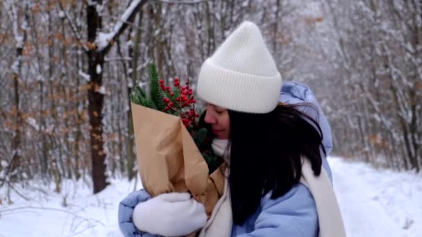 Красива Жінка Зимовому Вбранні Сосновим Деревом Букет Засніженому Лісі — стокове відео