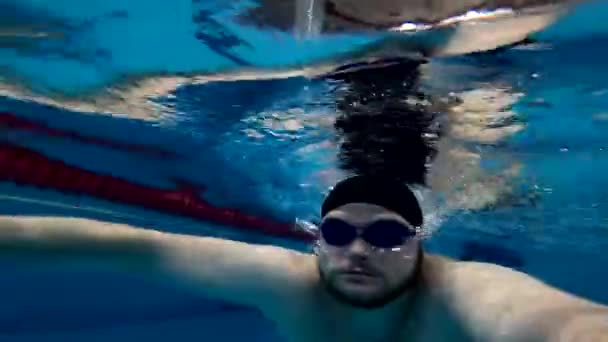 Man Die Selfie Zwemmen Het Zwembad Sport Activiteiten — Stockvideo