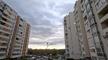 Zaman aşımına uğramış gün batımı gökyüzü apartmanı kopyalama alanı