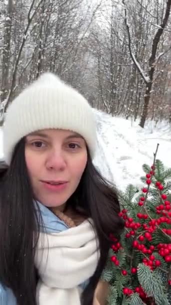 Όμορφη Γυναίκα Χειμώνα Στολή Πεύκο Μπουκέτο Χιονισμένο Δάσος — Αρχείο Βίντεο