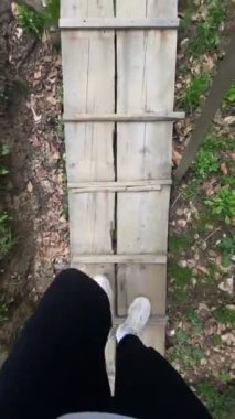 Pov adam ahşap patika insan perspektifinden yürüyor