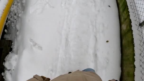 Вид Людини Йде Снігом Під Широким Кутом — стокове відео