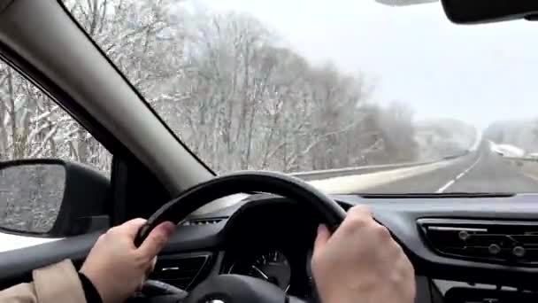 Pov Homem Dirigindo Carro Por Estrada Inverno Viagem — Vídeo de Stock