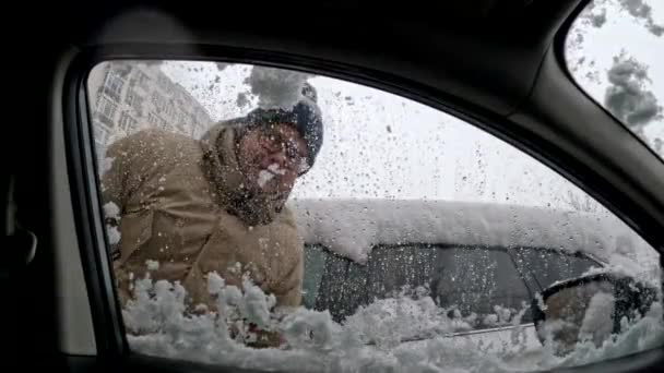 Człowiek Czyszczenie Samochodu Śniegu Burzy Śnieżnej — Wideo stockowe