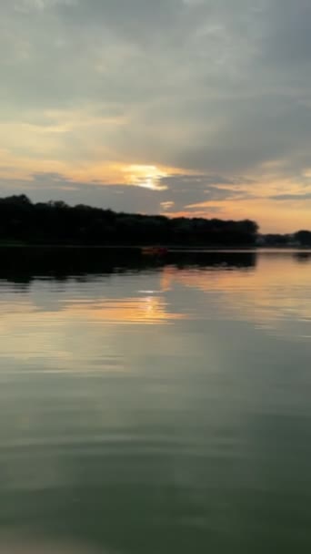 Pohled Západ Slunce Nad Jezerem Kopírovat Prostor — Stock video