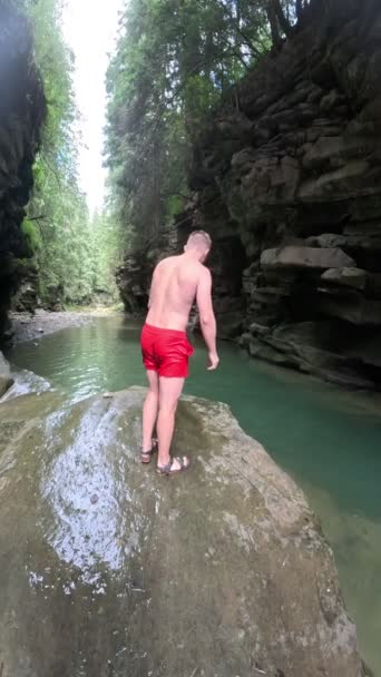 Ukrayna Kanyonunda Dağ Nehrine Atlayan Bir Adam — Stok video
