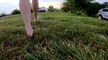 Islak çimen bacaklarıyla yalınayak yürümek