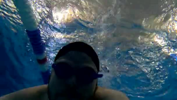 Homem Tomando Selfie Natação Atividades Desportivas Piscina — Vídeo de Stock