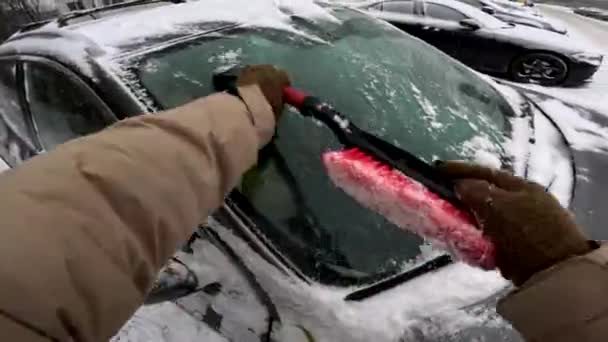 人の眺め 雪の冬の季節の男のクリーニング車 — ストック動画