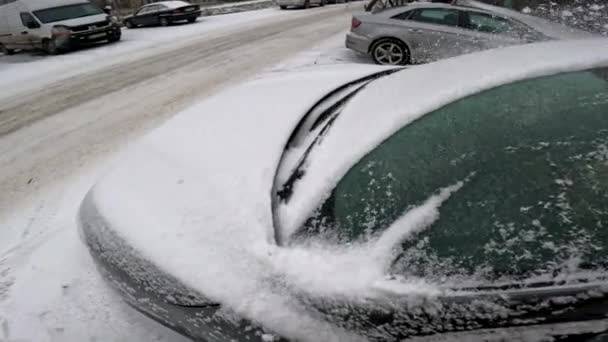 Person Ansicht Mann Reinigung Auto Von Schnee Wintersaison — Stockvideo