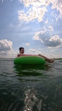 Şişme bilardo ringinde yüzen mutlu kadın yaz su aktiviteleri