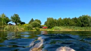 Pov adam berrak sularda yüzüyor yaz aktivitelerinde