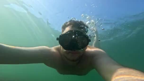 Homem Máscara Mergulho Tomando Selfie Natação Férias Subaquáticas Verão — Vídeo de Stock