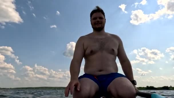 Людина Борту Сонячний Літній День Озері — стокове відео