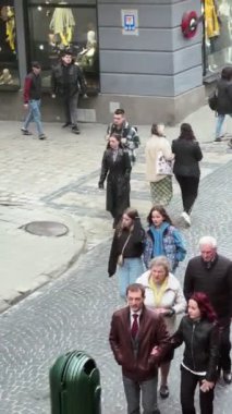 Lviv, Ukrayna - 16 Mart 2023: Avrupa kenti turizm kavramı ile yürüyen insanlar