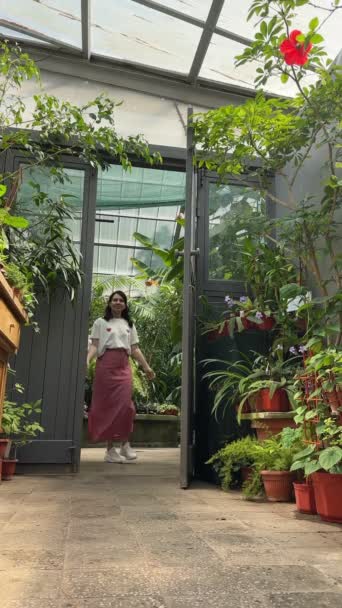 Mooie Vrouw Wandelen Door Botanische Tuin Genieten Van Planten — Stockvideo
