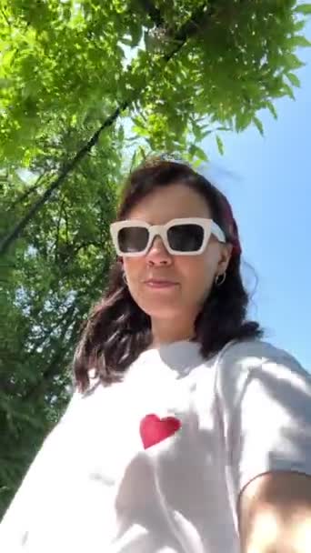 Γυναίκα Που Παίρνει Selfie Μιλώντας Στην Κάμερα Εξωτερικούς Χώρους Ηλιόλουστη — Αρχείο Βίντεο