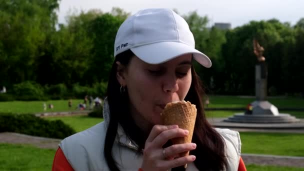 Mulher Comendo Sorvete Dia Ensolarado Quente Verão — Vídeo de Stock