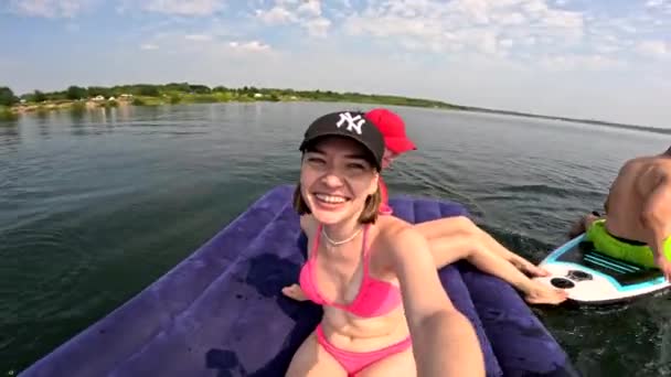 Venner Det Gøy Innsjøen Flytende Supboard Madrass Sommertid – stockvideo
