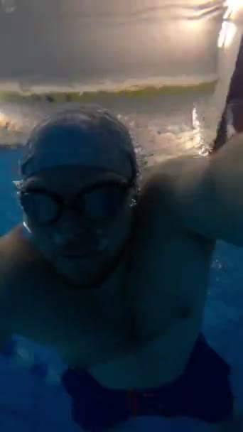 Człowiek Pływanie Pod Wodą Basenie Kapeluszu Goglach — Wideo stockowe