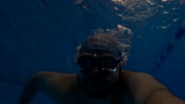 Muž Plavání Pod Vodou Bazénu Klobouku Brýlích — Stock video