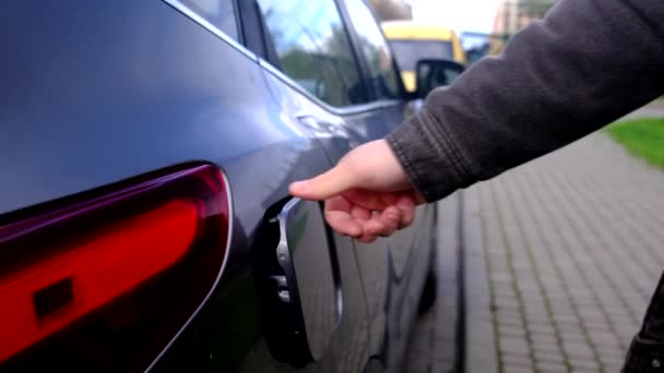 Pengisian Bahan Bakar Mobil Dengan Tangki Bensin Menutup — Stok Video