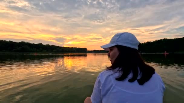 Mujer Disfrutando Puesta Sol Mientras Flota Actividades Verano Supboard — Vídeos de Stock
