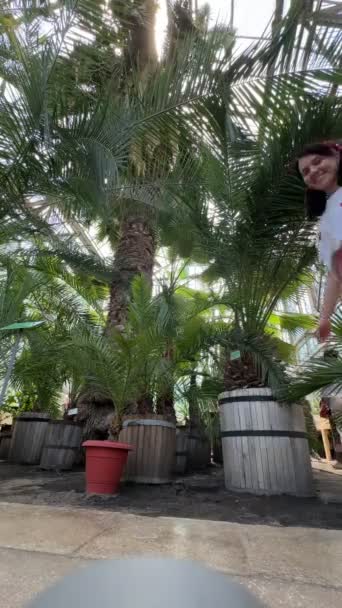 Güzel Bir Kadın Botanik Bahçesinde Yürüyor Bitkilerin Tadını Çıkarıyor — Stok video