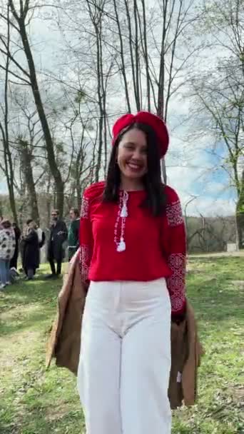 Linda Mulher Linda Roupa Tradicional Ucraniana — Vídeo de Stock