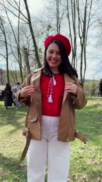 穿着传统乌克兰服装的漂亮漂亮女人 — 图库视频影像