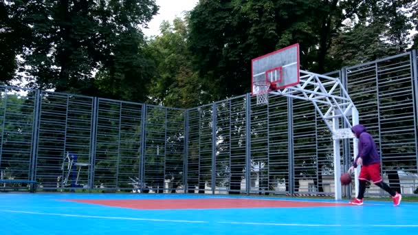 Man Basketball Court Throwing Trowing Cold Morning — Stock Video