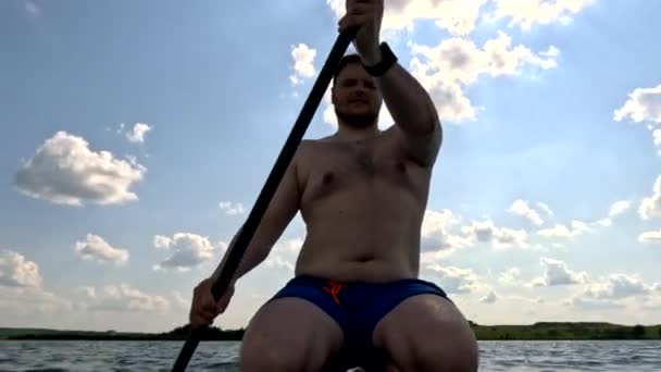 Людина Борту Сонячний Літній День Озері — стокове відео