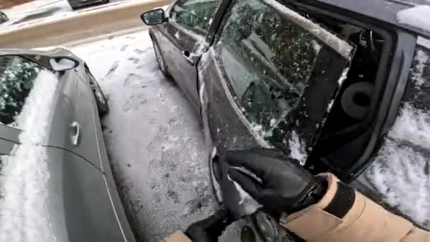 Pov Άνθρωπος Καθαρό Αυτοκίνητο Του Χιονιού Χειμώνα Κρύο Πρωινό Μηχανή — Αρχείο Βίντεο