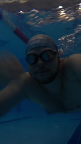 Muž Plavání Pod Vodou Bazénu Klobouku Brýlích — Stock video