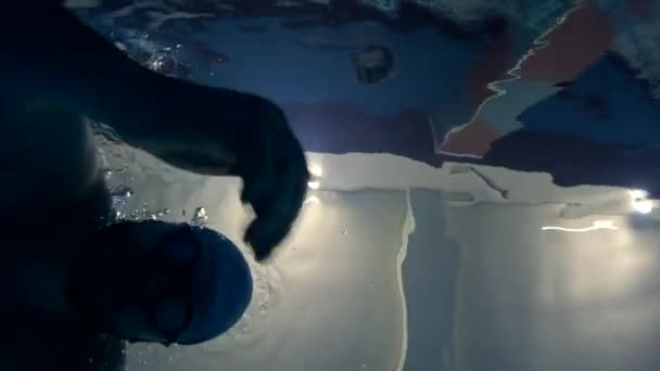 Людина Плаває Під Водою Басейні Капелюсі Окулярах — стокове відео