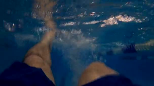 Widok Nogi Człowiek Pływanie Podwodne Sport Wypoczynek — Wideo stockowe