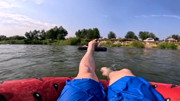 在湖上玩乐的朋友们 夏天漂浮在木板和床垫上 — 图库视频影像