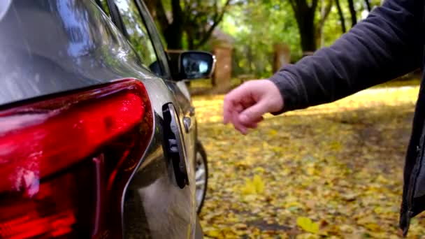 Pengisian Bahan Bakar Mobil Dengan Tangki Bensin Menutup — Stok Video