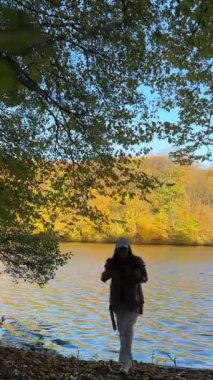 Güz Gölü Sahili 'nin doğasında güzel, şık bir kadın.