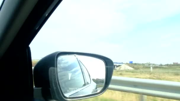 Pohled Auto Zadní Zrcátko Jízda Podle Speedway Kopírovat Prostor — Stock video