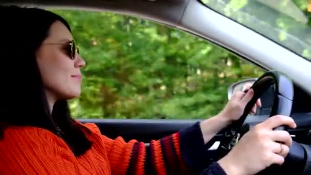 Mulher Carro Condução Óculos Sol Vista Lateral — Vídeo de Stock