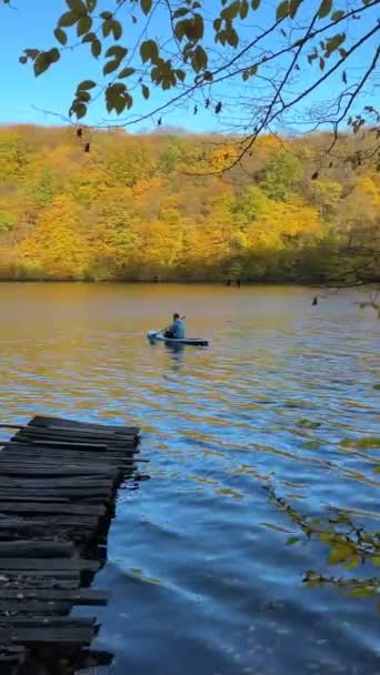 Pohled Člověka Podložce Uprostřed Podzimního Jezera Barevný Les Pozadí — Stock video