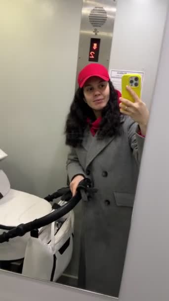 Schöne Junge Stilvolle Mutter Mit Baby Tragen Aufzug Selfie Video Lizenzfreies Stock-Filmmaterial