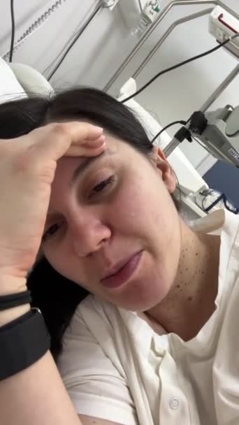 Junge Frau Spricht Vor Laufender Kamera Während Sie Krankenhaus Liegt Stockvideo