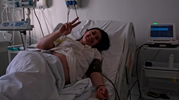 Glücklich Müde Frau Krankenhaus Geburt Prozess Liegend Bett Lizenzfreies Stock-Filmmaterial